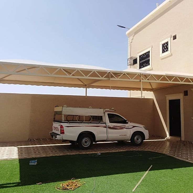 مواقف سيارات منظمة داخل مجمع سكني