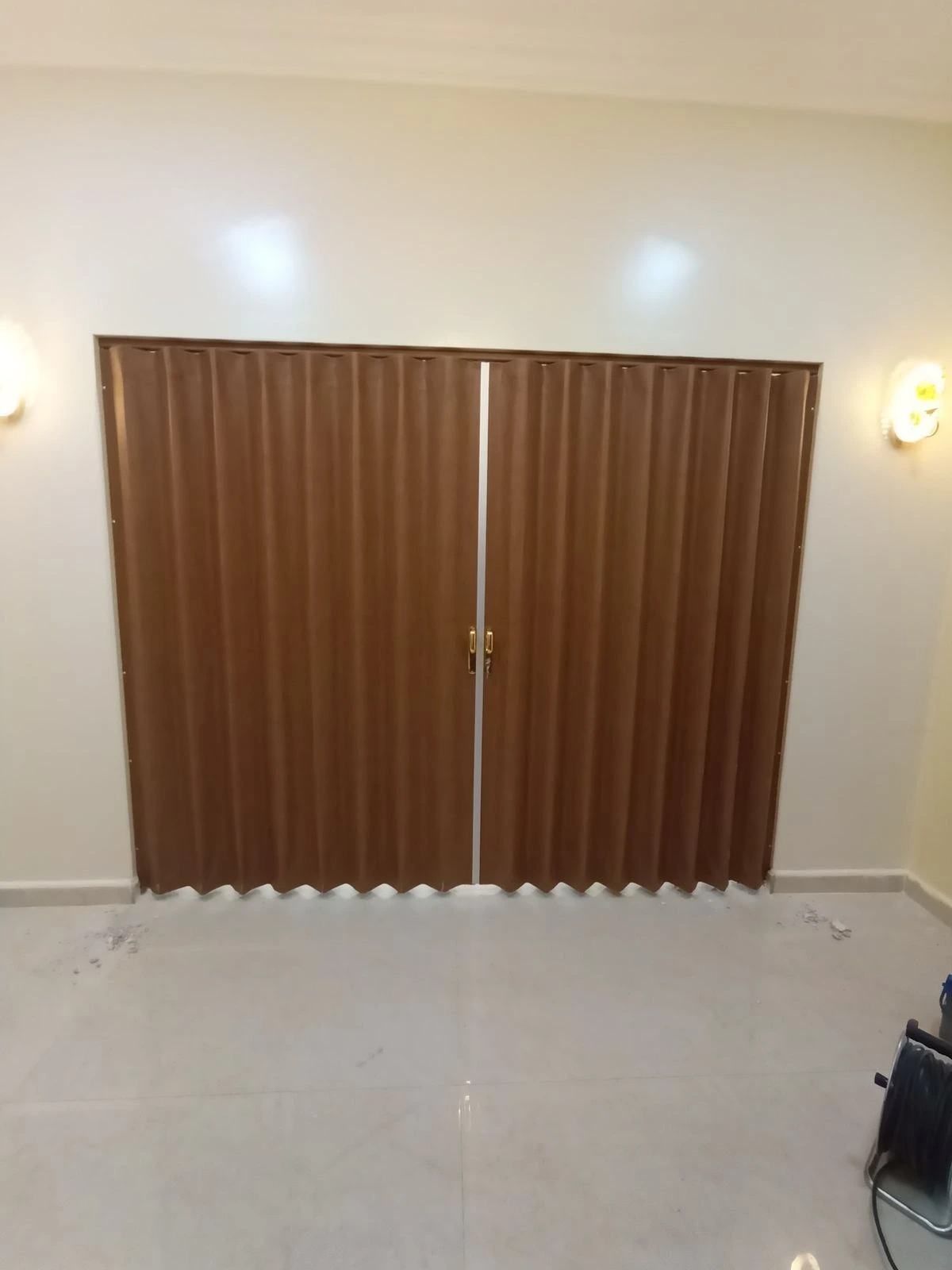 أبواب سحاب كرديون الرياض داخلية بلون خشبي أنيق
