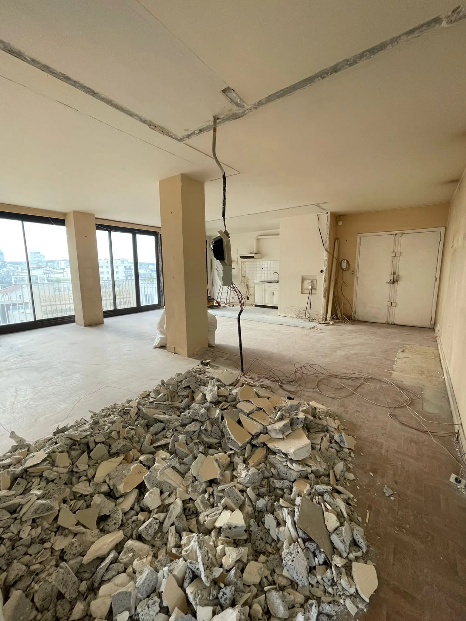 مهندس يفحص تشققات جدران مبنى سكني