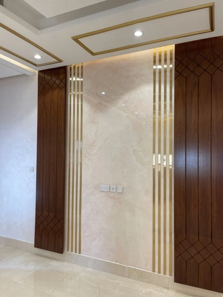 ديكور غرفة معيشة بألواح تحاكي الخشب الطبيعي