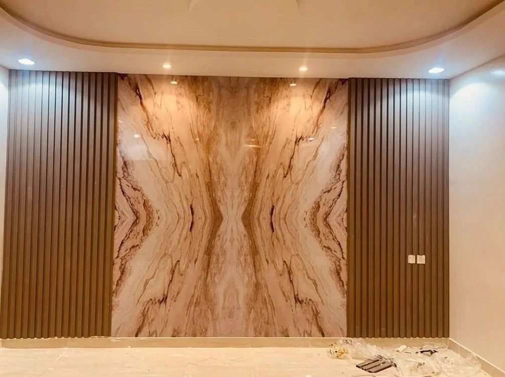 تركيب ألواح بديل الخشب في مجلس فاخر