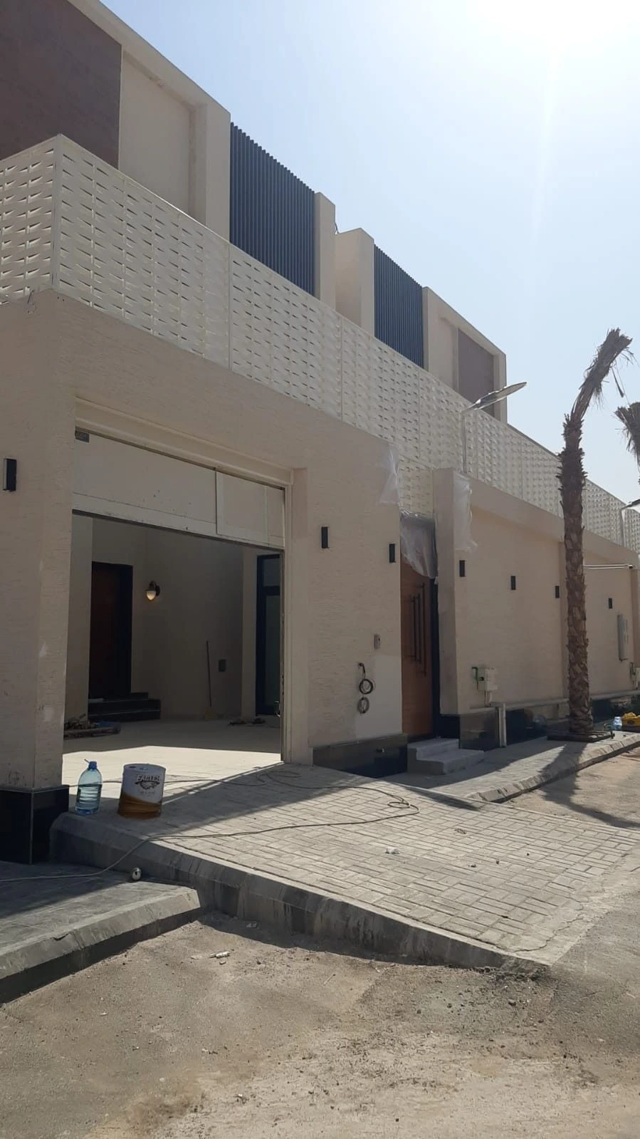 ساتر يوفر الخصوصية لفناء المنزل