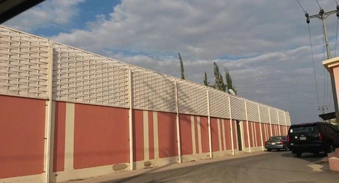 فريق متخصص أثناء تركيب السواتر المجدولة